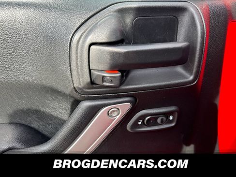 Used 2018 Jeep Wrangler Unlimited Sahara w/ Connectivity Group AWD/4WD image 10