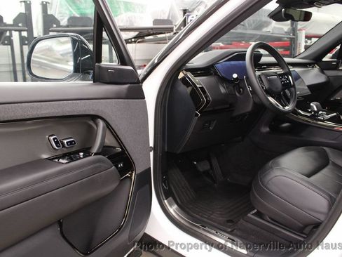 Used 2025 Land Rover Range Rover Sport SE AWD/4WD image 9