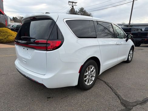 Used 2024 Chrysler Pacifica Touring-L image 3