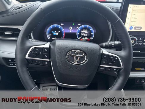 Used 2023 Toyota Highlander Limited image 9