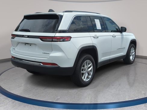 Used 2023 Jeep Grand Cherokee Laredo AWD/4WD image 5