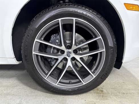 Certified 2025 Porsche Macan image 15
