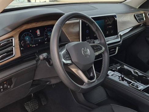 Used 2024 Volkswagen Atlas SE w/ Panoramic Sunroof Package image 23