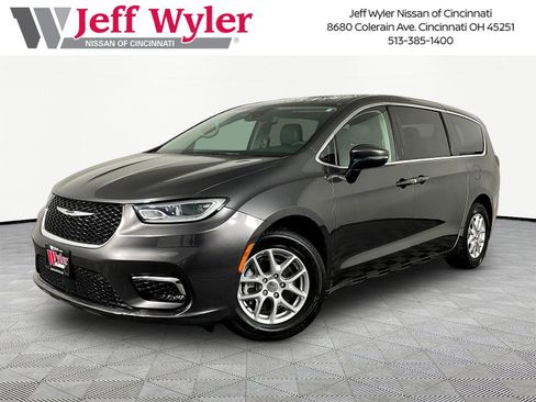 Used 2023 Chrysler Pacifica Touring-L FWD image 1