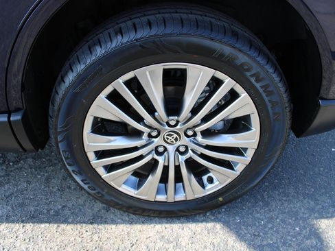 Used 2023 Toyota Venza XLE image 12