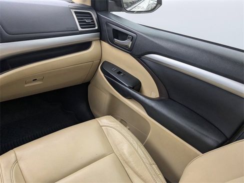 Used 2017 Toyota Highlander FWD V6 image 34