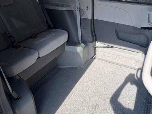Used 2016 Toyota Sienna LE FWD image 19