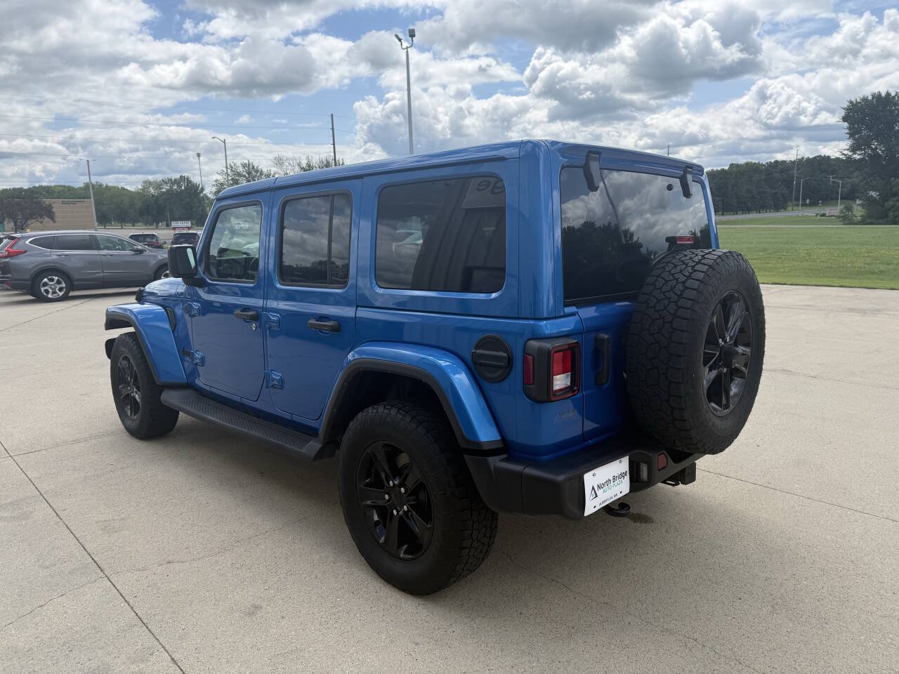 Used 2023 Jeep Wrangler Unlimited Sahara AWD/4WD image 3