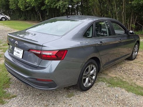 Used 2024 Volkswagen Jetta SE FWD image 11