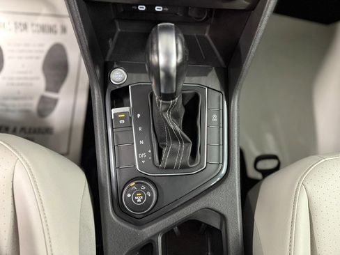 Used 2021 Volkswagen Tiguan SE w/ Panoramic Sunroof Package image 22