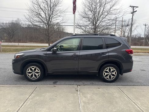 Used 2021 Subaru Forester Premium image 4