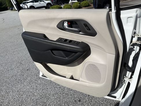Used 2024 Chrysler Pacifica Touring-L FWD image 14