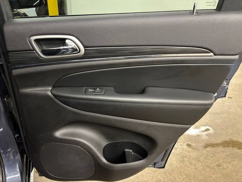 Used 2019 Jeep Grand Cherokee Limited AWD/4WD image 17