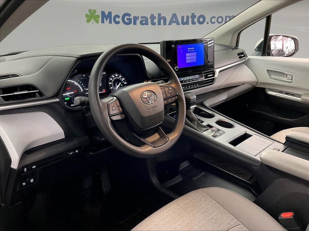 Used 2025 Toyota Sienna LE FWD image 17