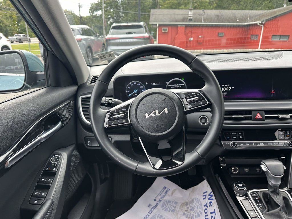 Used 2024 Kia Seltos EX AWD/4WD image 12