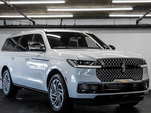 Used 2025 Lincoln Navigator Reserve AWD/4WD image 7