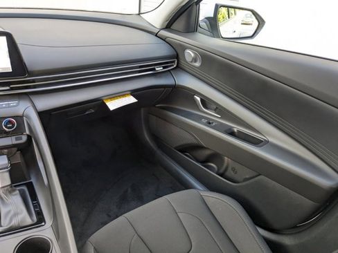 Used 2025 Hyundai Elantra Sport image 14
