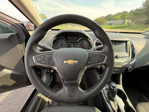 Certified 2018 Chevrolet Cruze LT w/ Convenience Package FWD image 18