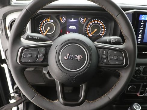 Used 2024 Jeep Gladiator Sport AWD/4WD image 18