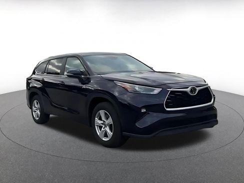 Used 2025 Toyota Highlander LE FWD image 3