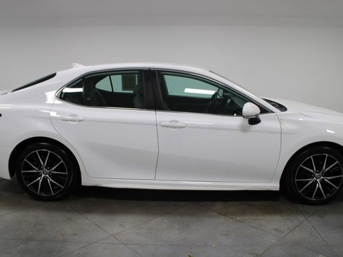 Used 2022 Toyota Camry SE FWD image 11