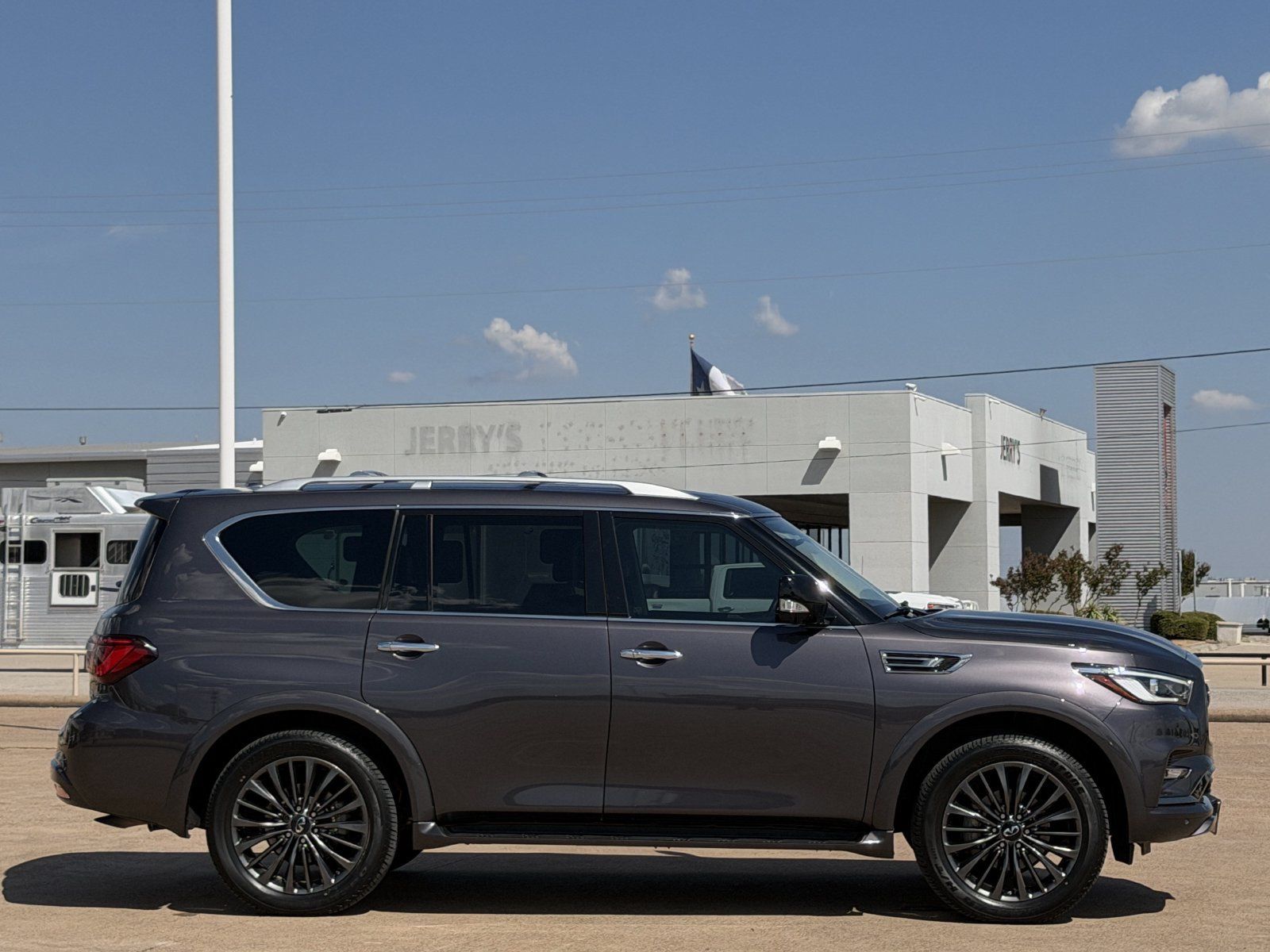 Used 2023 INFINITI QX80 Premium Select w/ Cargo Package AWD/4WD image 3