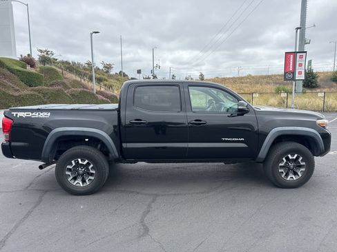 Used 2016 Toyota Tacoma TRD Off-Road AWD/4WD image 15