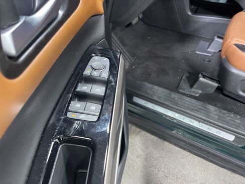 Used 2024 Nissan Pathfinder Platinum image 23