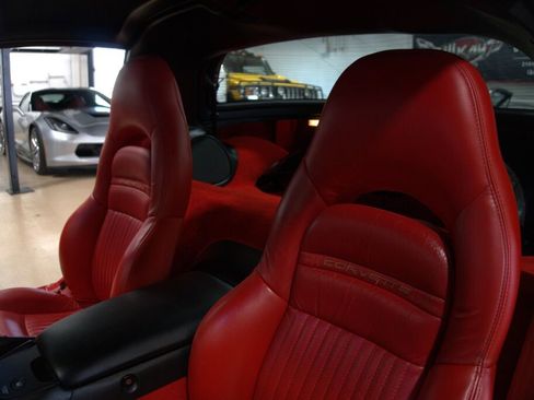 Used 2000 Chevrolet Corvette Coupe w/ Roof Pkg image 38