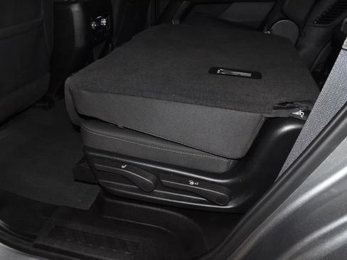 Used 2024 GMC Yukon SLE image 32