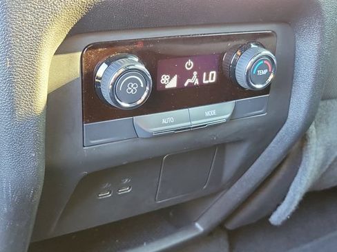 Certified 2025 Chevrolet Traverse LT FWD image 18