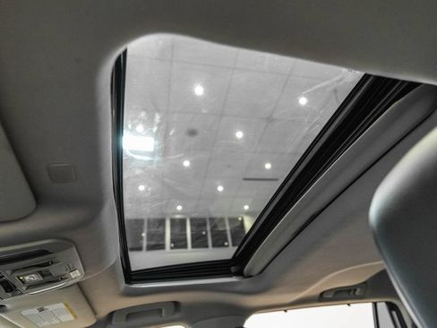 Used 2021 Toyota Highlander XLE AWD/4WD image 22