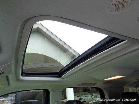 Used 2012 Cadillac Escalade Luxury image 18