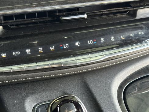 Certified 2024 Cadillac Escalade Premium Luxury image 28