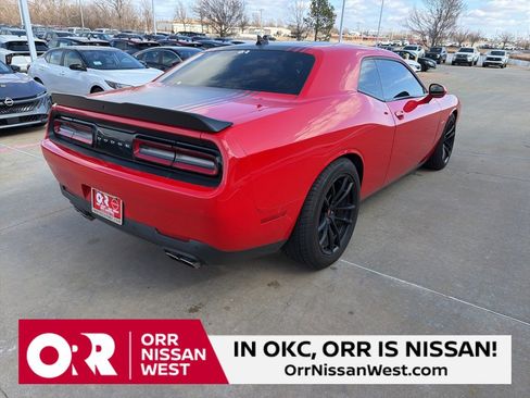 Used 2016 Dodge Challenger R/T image 5