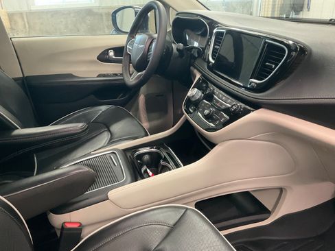 Used 2022 Chrysler Pacifica Limited AWD/4WD image 33