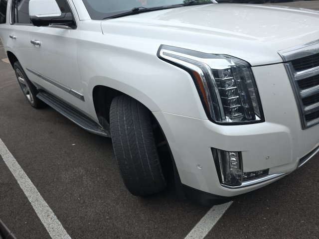 Used 2018 Cadillac Escalade Premium Luxury AWD/4WD image 3
