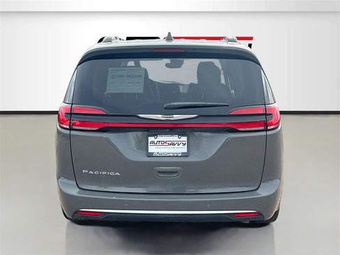 Used 2022 Chrysler Pacifica Touring-L image 6