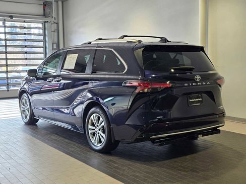 Used 2023 Toyota Sienna Platinum image 3