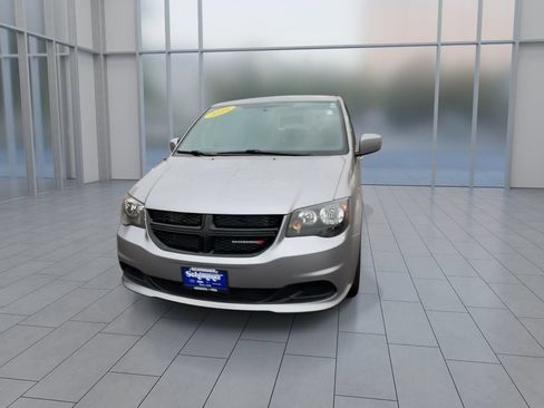 Used 2016 Dodge Grand Caravan SE FWD image 4