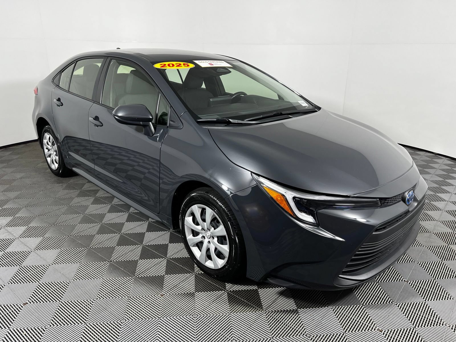 Certified 2025 Toyota Corolla LE FWD image 3