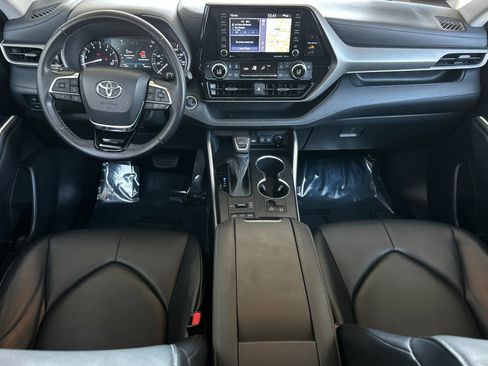 Used 2021 Toyota Highlander XLE AWD/4WD image 9