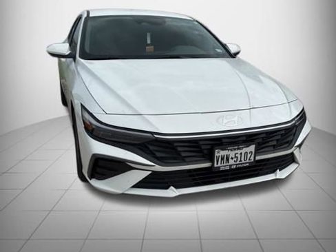 Used 2024 Hyundai Elantra SEL image 2