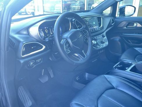 Used 2025 Chrysler Pacifica Select FWD image 10