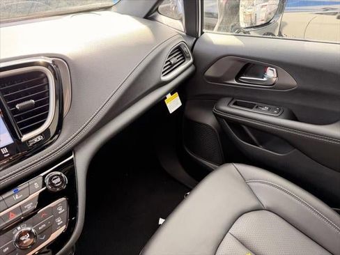 New 2026 Chrysler Pacifica Select image 40