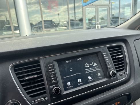 Used 2019 Kia Sedona EX image 4