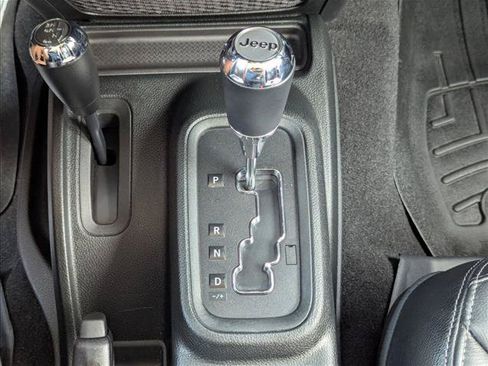 Used 2018 Jeep Wrangler Unlimited Sahara AWD/4WD image 11