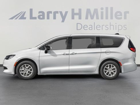 New 2026 Chrysler Voyager LX image 3