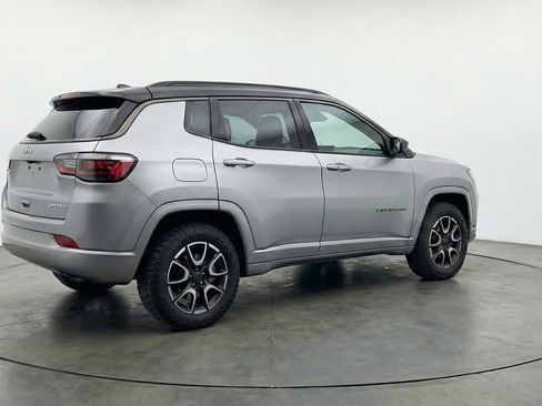 Used 2025 Jeep Compass Trailhawk AWD/4WD image 9