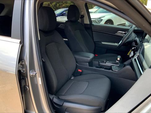 Used 2023 Kia Sportage LX image 9